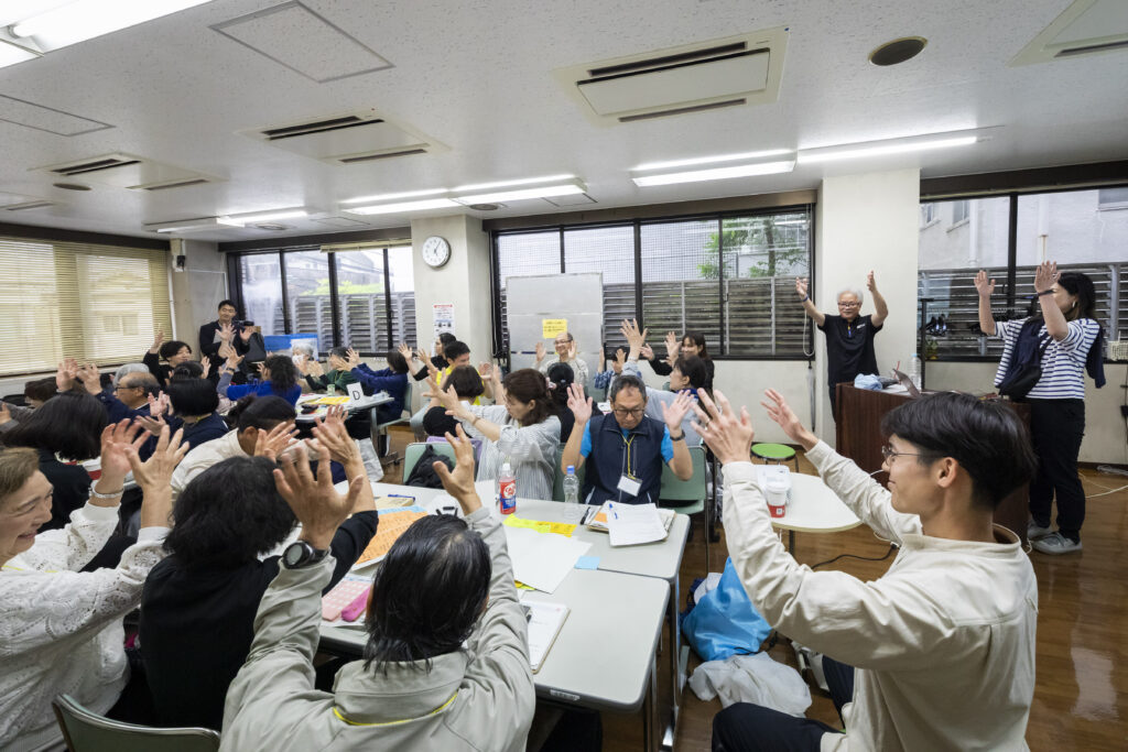 千駄ヶ谷の社会教育館という場所で、全体で手話にて拍手をしている全体の様子